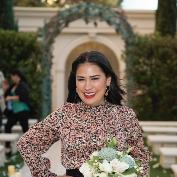 Com look floral, a cantora Simone se emocionou durante a cerimônia de renovação dos votos