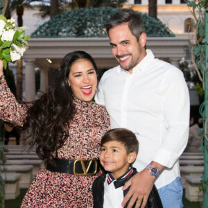 Marido de Simone faz surpresa para renovar votos de casamento com cantora. Veja foto da cerimônia, realizada na segunda-feira, dia 02 de março de 2020