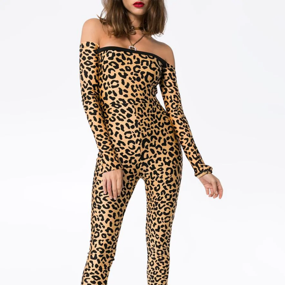 Sabrina Sato escolhe macacão ombro a ombro com estampa de leopardo para evento na Record TV