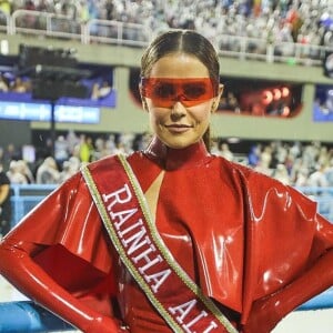 Deborah Secco celebra união entre as mulheres no Carnaval