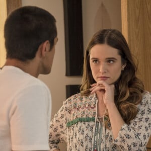 Na novela 'Salve-se Quem Puder', Téo (Felipe Simas) lembra Luna (Juliana Paiva) que Úrsula (Aline Dias) e Helena (Flávia Alessandra) não gostam dela