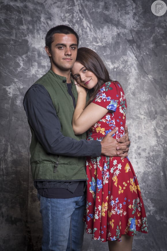 Na novela 'Salve-se Quem Puder', Téo (Felipe Simas) e Luna (Juliana Paiva) estão cada vez mais próximos e voltam a se beijarem