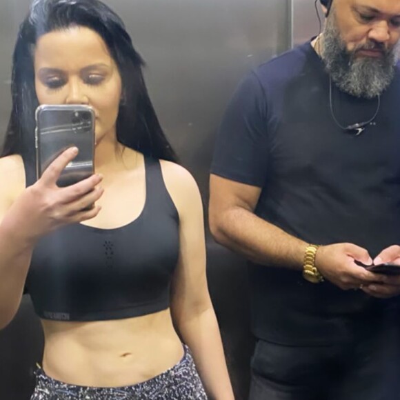 Maraisa exibiu o corpo musculoso ao surgir de top e calça antes de um show