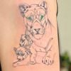 Andressa Suita faz tatuagem de leões