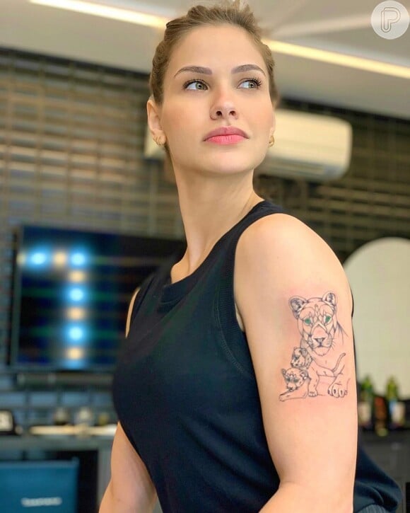 Andressa Suita faz tatuagem de leões