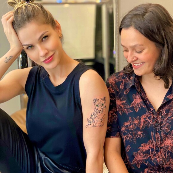 Mulher de Gusttavo Lima, Andressa Suita faz nova tatuagem com profissional