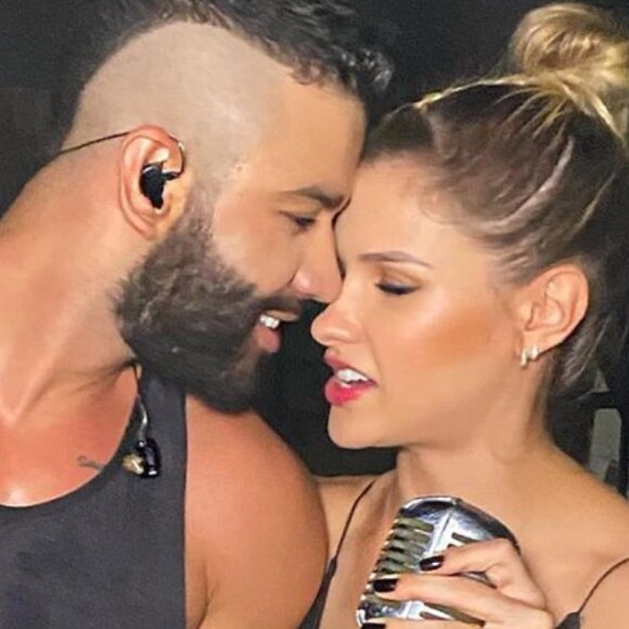 Gusttavo Lima dá beijo em Andressa Suita e filhos se divertem em festa na mansão