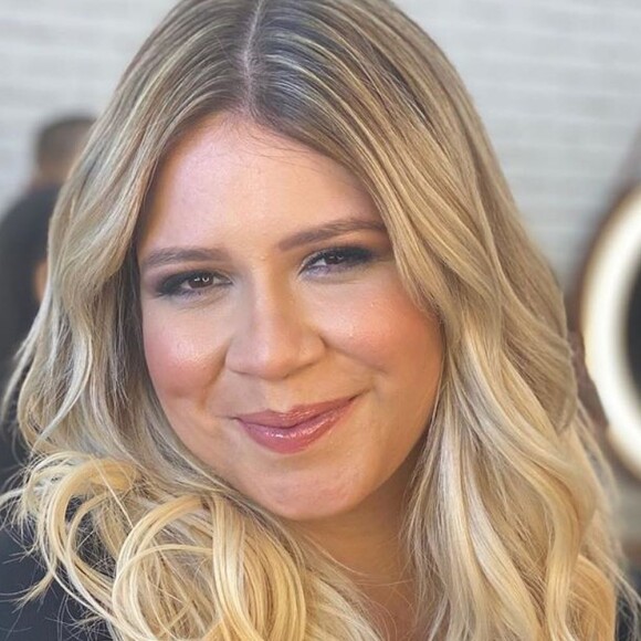 Marília Mendonça apareceu cantando uma música infantil para o filho, Léo, ao violão