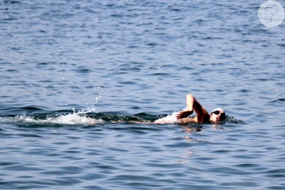 Nadar é um dos exercícios que Cynthia Howlett fez para voltar ao corpo de antes da gravidez