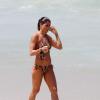 Cynthia Howlett mostra a boa forma em passeio pela praia de Ipanema