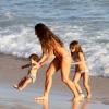 Cynthia Howlett leva os filhos para a praia do Arpoador, no Rio