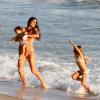 Cynthia Howlett e os filhos brincam na praia do Arpoador