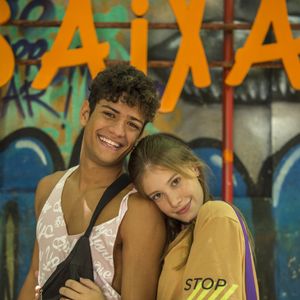Novela 'Malhação - Toda Forma de Amar': Anjinha (Caroline Dallarosa) vai ser surpreendida na porta de motel. 'Meu pai!'