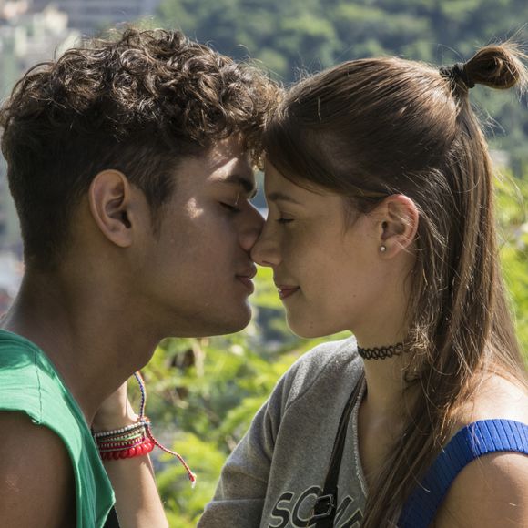Novela 'Malhação - Toda Forma de Amar': Anjinha (Caroline Dallarosa) quebra a promessa ao pai, Marco Rodrigo (Julio Machado), de ficar sem sexo