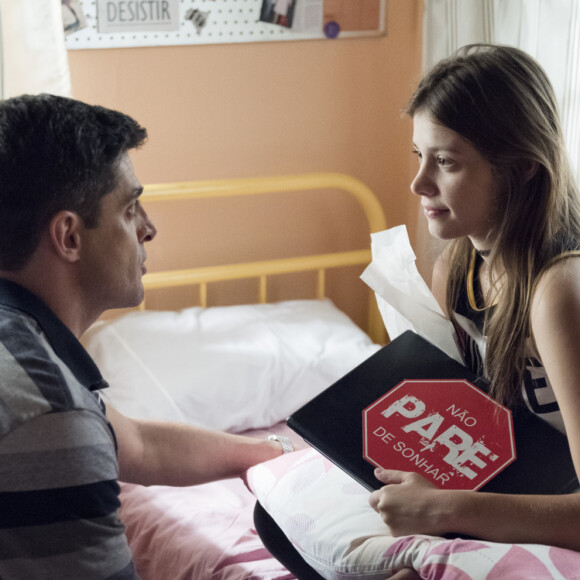 Novela 'Malhação - Toda Forma de Amar': Anjinha (Caroline Dallarosa) tenta convencer o pai, Marco Rodrigo (Julio Machado), a ser mais liberal e leva uma bronca. 'Enquanto você for menor de idade, quem manda em você sou eu'