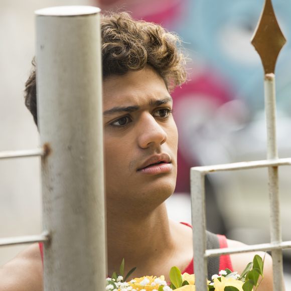 Novela 'Malhação - Toda Forma de Amar': Cléber (Gabriel Santana) aprova a ideia de Anjinha (Caroline Dallarosa) de irem ao motel, mas depois a garota recua