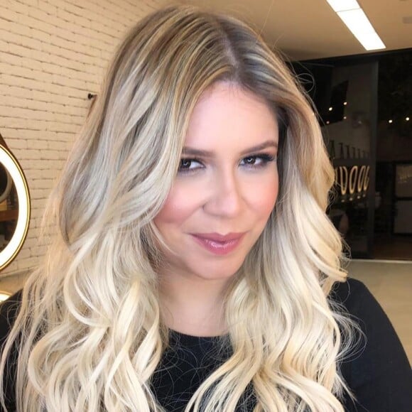 Novo visual: Marília Mendonça adotou cabelo longo e platinado