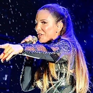 Ivete Sangalo ganhou homenagem dos vizinhos durante quarentena: 'Em casa, chamando a alegria!'