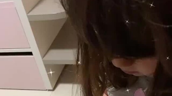 Vídeo: mulher de Cristiano, Paula Vaccari mostra filha pintando suas unhas