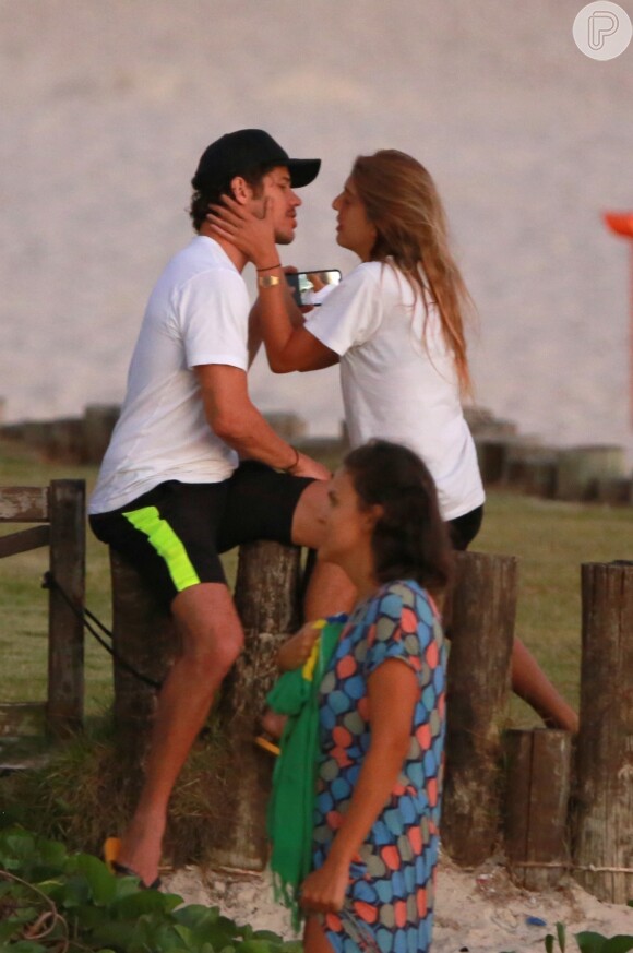 José Loreto troca carinhos com DJ Bruna Lennon em praia da Barra da Tijuca