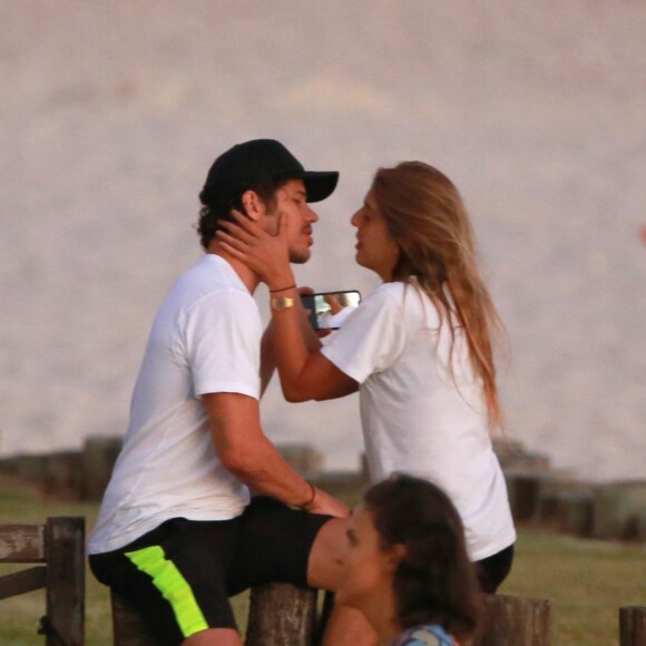 José Loreto troca carinhos com DJ Bruna Lennon em praia da Barra da Tijuca