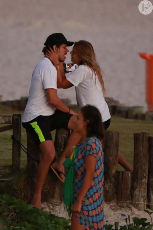 José Loreto ganha beijo de Bruna Lennon na praia