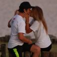 José Loreto e Bruna Lennon fotografam selfie de beijo na praia