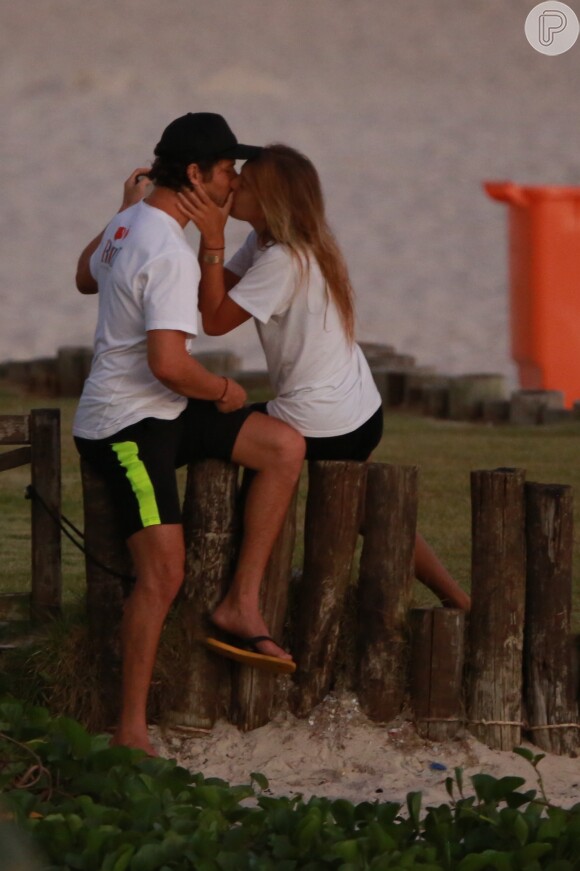 José Loreto e Bruna Lennon fotografam selfie de beijo na praia