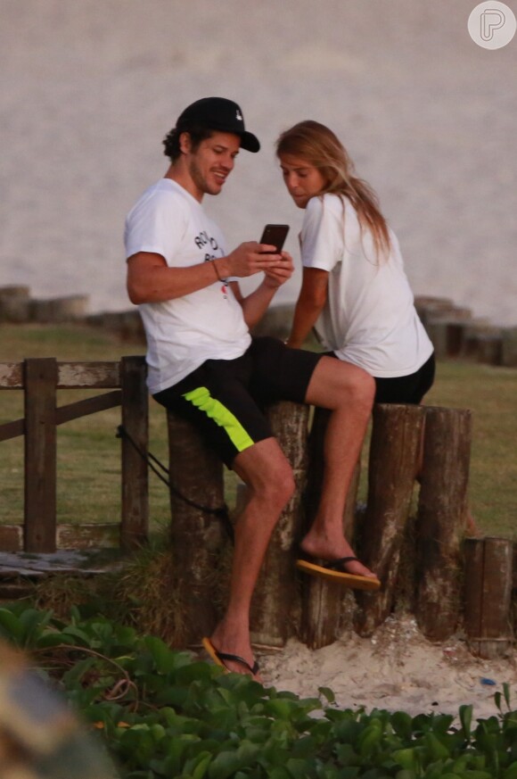 José Loreto e Bruna Lennon fazem fotos durante passeio na praia