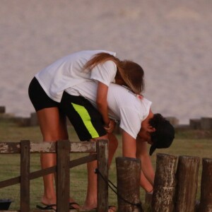 José Loreto ganha abraço durante alongamento na praia