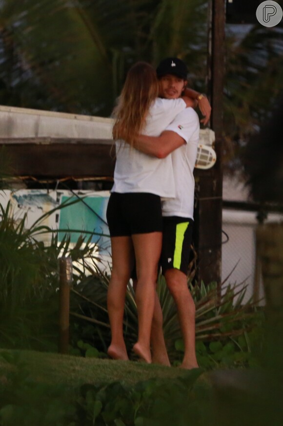 José Loreto abraça Bruna Lennon ao deixar praia do Rio de Janeiro