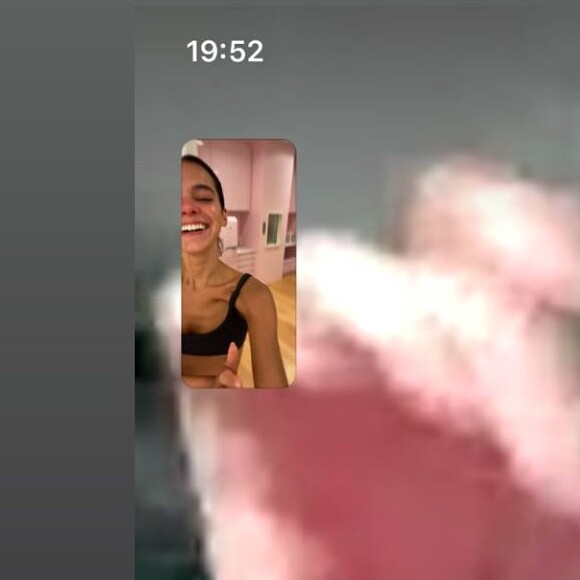 Bruna Marquezine mostra foto de amigo em vídeo-chamada