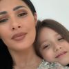 Simaria mostrou a filha, Giovanna, fazendo bolo em vídeo nesta quinta-feira, dia 26 de março de 2020