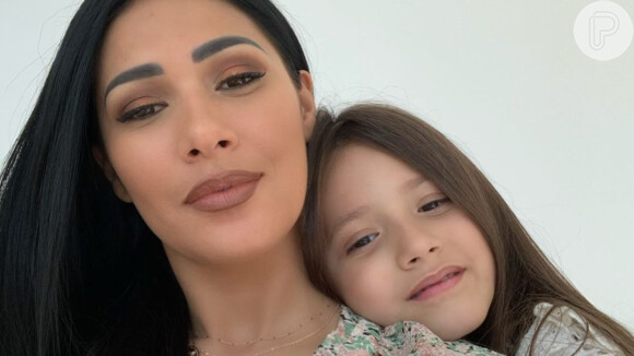 Simaria mostrou a filha, Giovanna, fazendo bolo em vídeo nesta quinta-feira, dia 26 de março de 2020