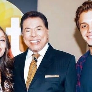 Larissa Manoela não conseguiu ver Silvio Santos por conta de imprevistos: 'Tinha uma gravação marcada com ele no "Jogo das 3 Pistas" em novembro. Mas infelizmente o Gugu faleceu e tudo isso abalou muito as estruturas ali dentro'