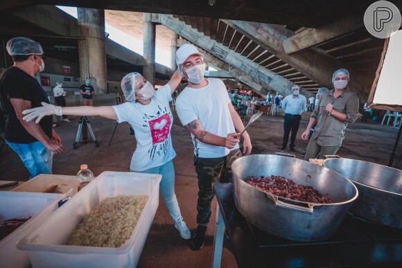 Maiara e o namorado, Fernando, colocaram-se à disposição para ajudar no preparo de mais de 2 mil marmitas