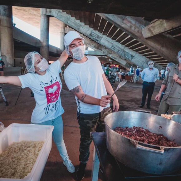 Maiara e o namorado, Fernando, colocaram-se à disposição para ajudar no preparo de mais de 2 mil marmitas