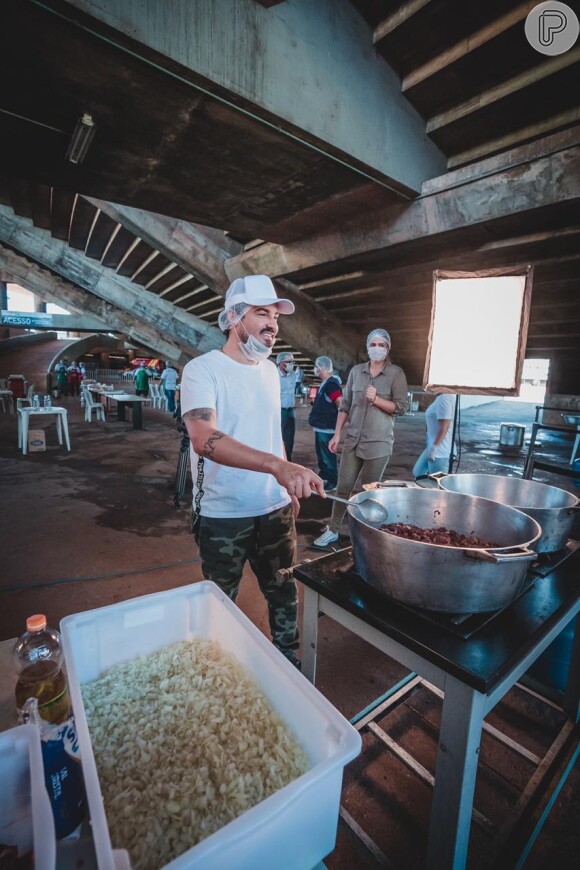Fernando Zor cozinha em ação solidária no estádio Serra Dourada, em Goiás