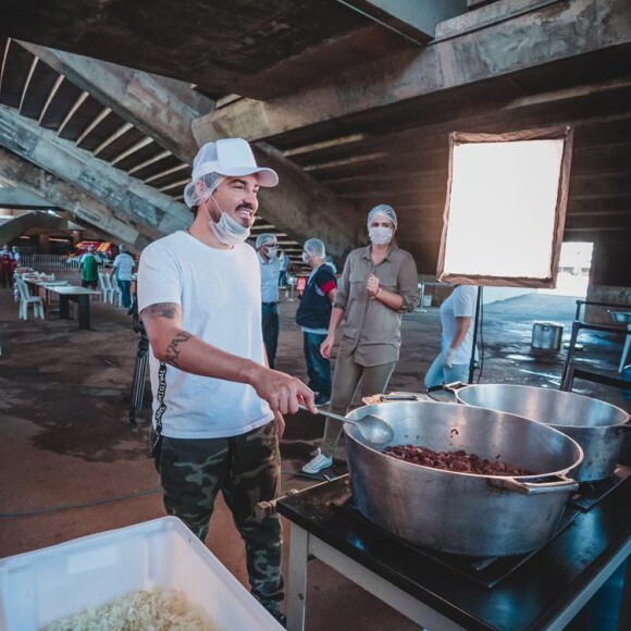 Fernando Zor cozinha em ação solidária no estádio Serra Dourada, em Goiás
