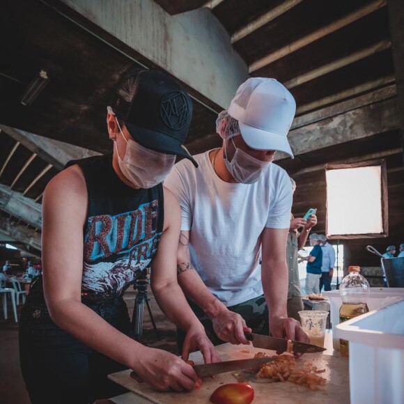 Maraisa e o cunhado, Fernando Zor, preparam os alimentos que serão parte dos pratos em ação solidária