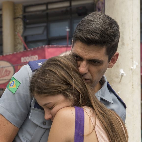 Fim da novela 'Malhação - Toda Forma de Amar': Anjinha (Caroline Dallarosa) que antes confiava no pai, Marco Rodrigo (Julio Machado), vai acusá-lo de envolvimento na 'morte' de Rita (Alanis Guillen)