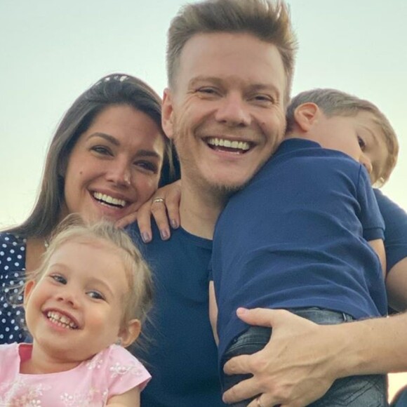Michel Teló dá beijo em Thais Fersoza e tieta mulher em vídeo. Veja!