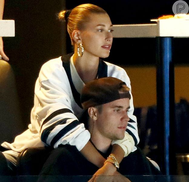 Justin Bieber faz coreografias e participa de desafios com Haley Baldwin no Tik Tok