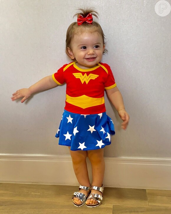 Filha de Thaeme Mariôto, Liz, de 11 meses, encanta os seguidores da mãe com seus lookinhos