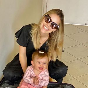Filha de Thaeme Mariôto, Liz esbanja fofura nas redes sociais da mãe