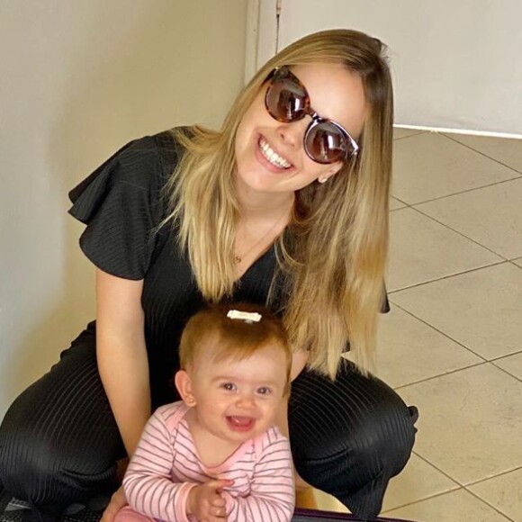 Filha de Thaeme Mariôto, Liz esbanja fofura nas redes sociais da mãe