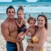 Mariana Bridi ganhou elogios ao posar de biquíni em praia com o marido, Rafael Cardoso, e os filhos, Aurora e Valentim
