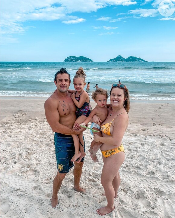 Mariana Bridi ganhou elogios ao posar de biquíni em praia com o marido, Rafael Cardoso, e os filhos, Aurora e Valentim