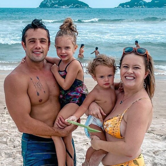 Mariana Bridi ganhou elogios ao posar de biquíni em praia com o marido, Rafael Cardoso, e os filhos, Aurora e Valentim