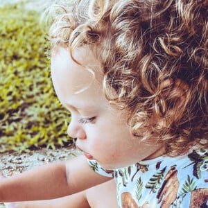 Filho de Mariana Bridi, Valentim foi fotografado pela mãe se divertindo ao fazer bolo de terra